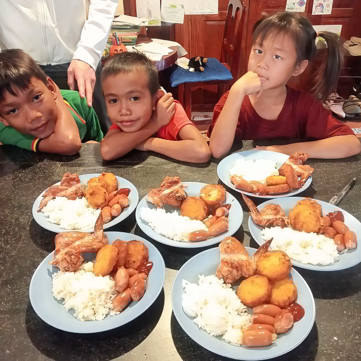 ソークミーサイの子ども食堂で、栄養のある温かい食事を笑顔で食べるラオスの子どもたち。