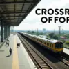 近代的な駅のホームを走る黄色い列車。これはラオス経済の発展を担う中国ラオス鉄道であり、繁栄か依存かの「運命の岐路」を象徴している。